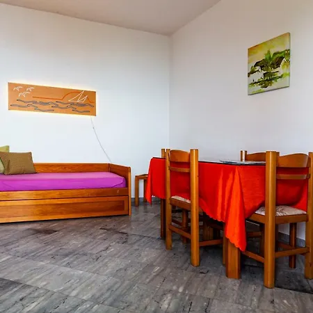 Iris Apartment *